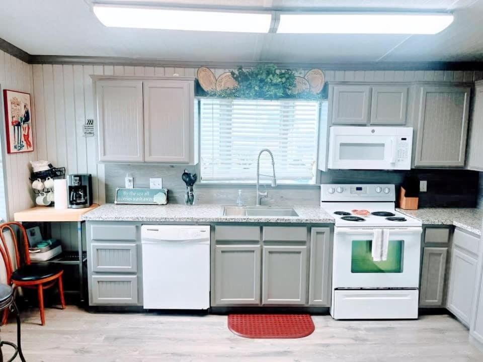 Cute Coastal Cottage! Just A Few Blocks To Beach, Gulf, Jetty And Splash Park! Surfside Beach Exterior photo